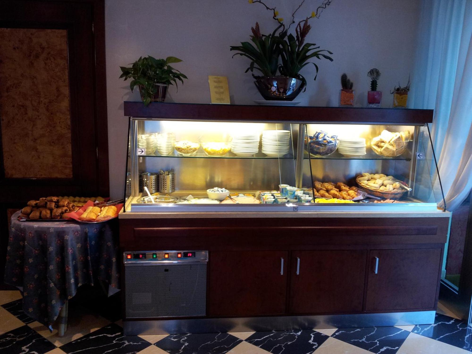 מסטרה Hotel Regit מראה חיצוני תמונה
