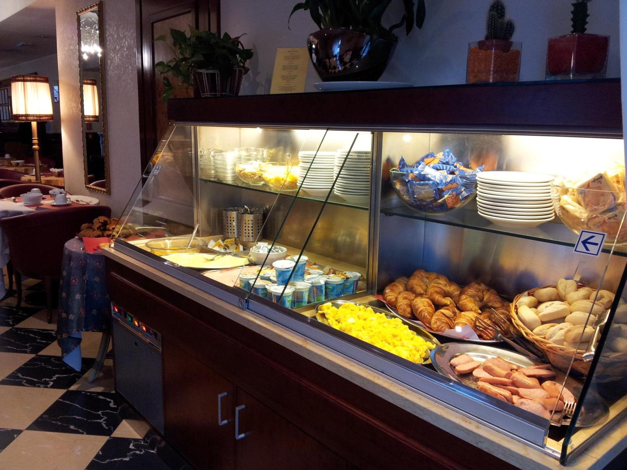 מסטרה Hotel Regit מראה חיצוני תמונה