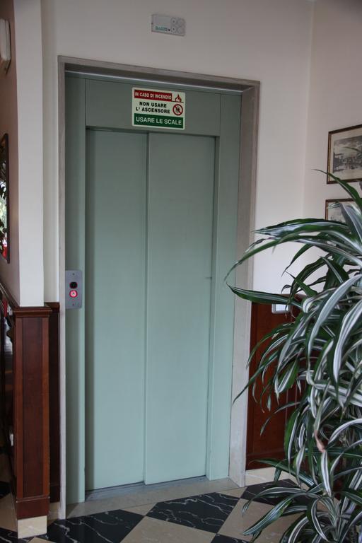 מסטרה Hotel Regit מראה חיצוני תמונה