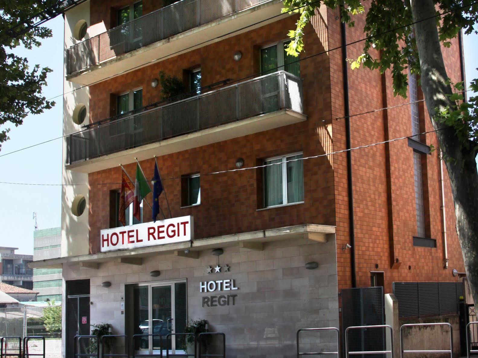 מסטרה Hotel Regit מראה חיצוני תמונה