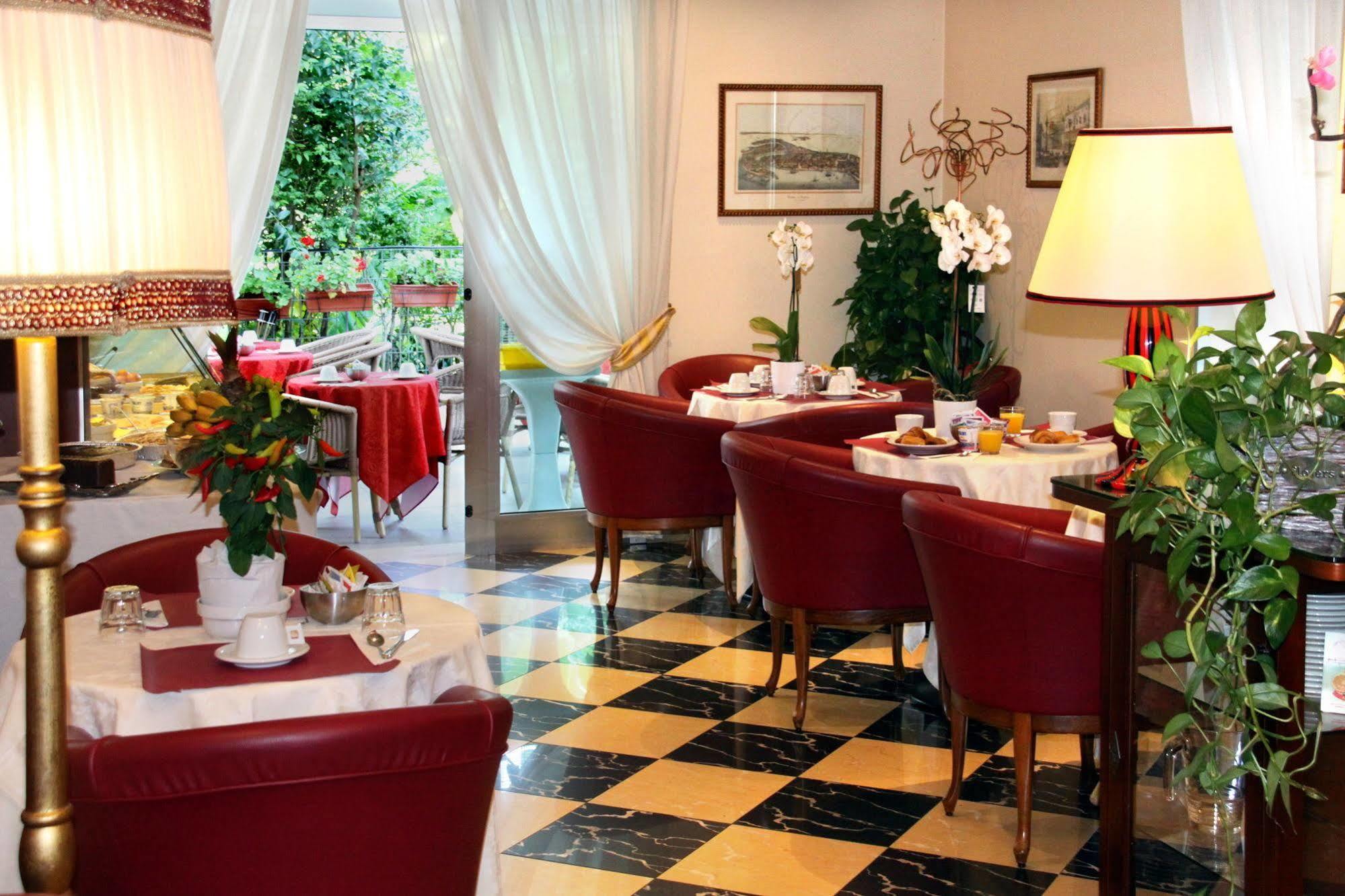 מסטרה Hotel Regit מראה חיצוני תמונה