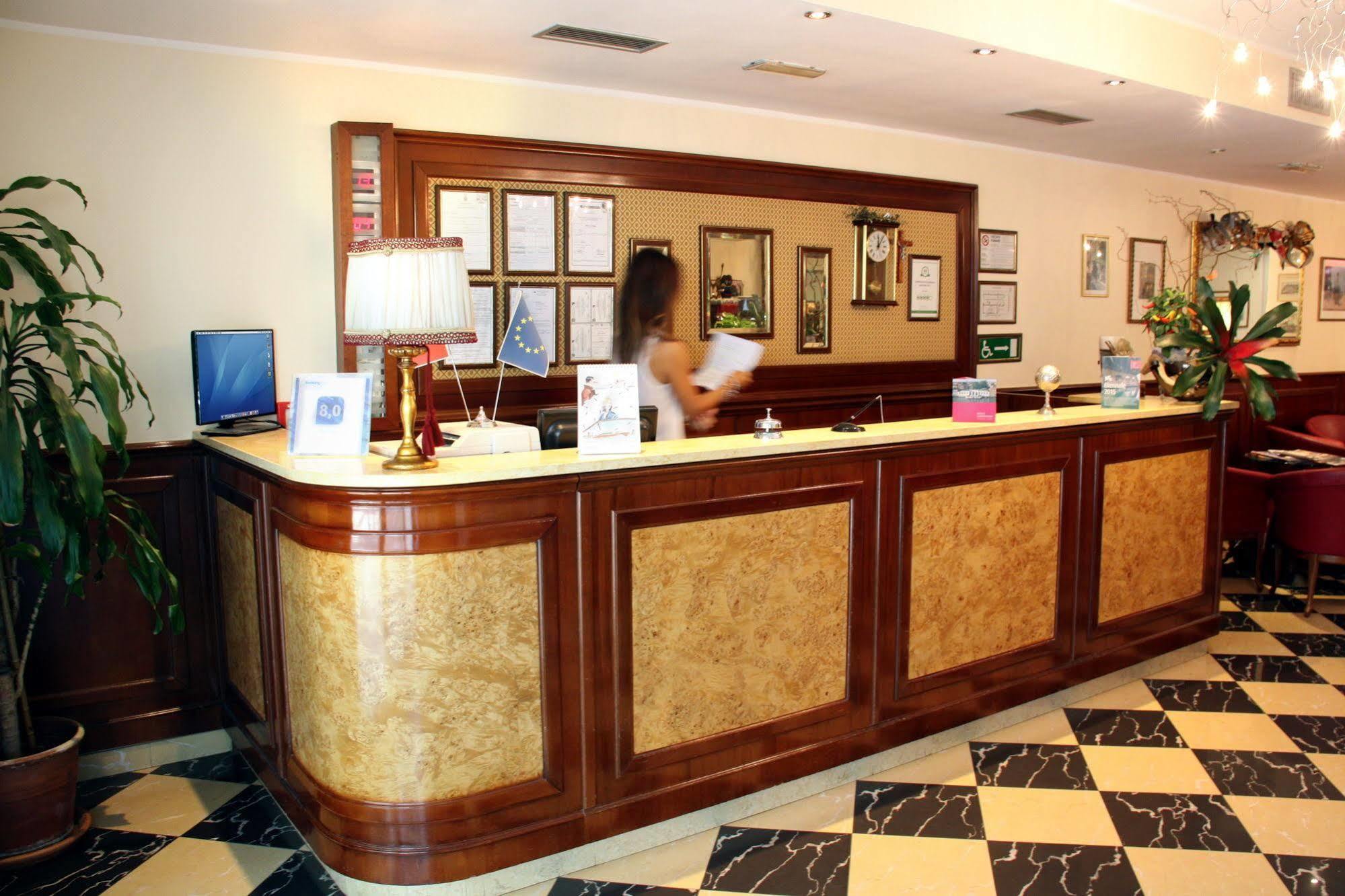 מסטרה Hotel Regit מראה חיצוני תמונה
