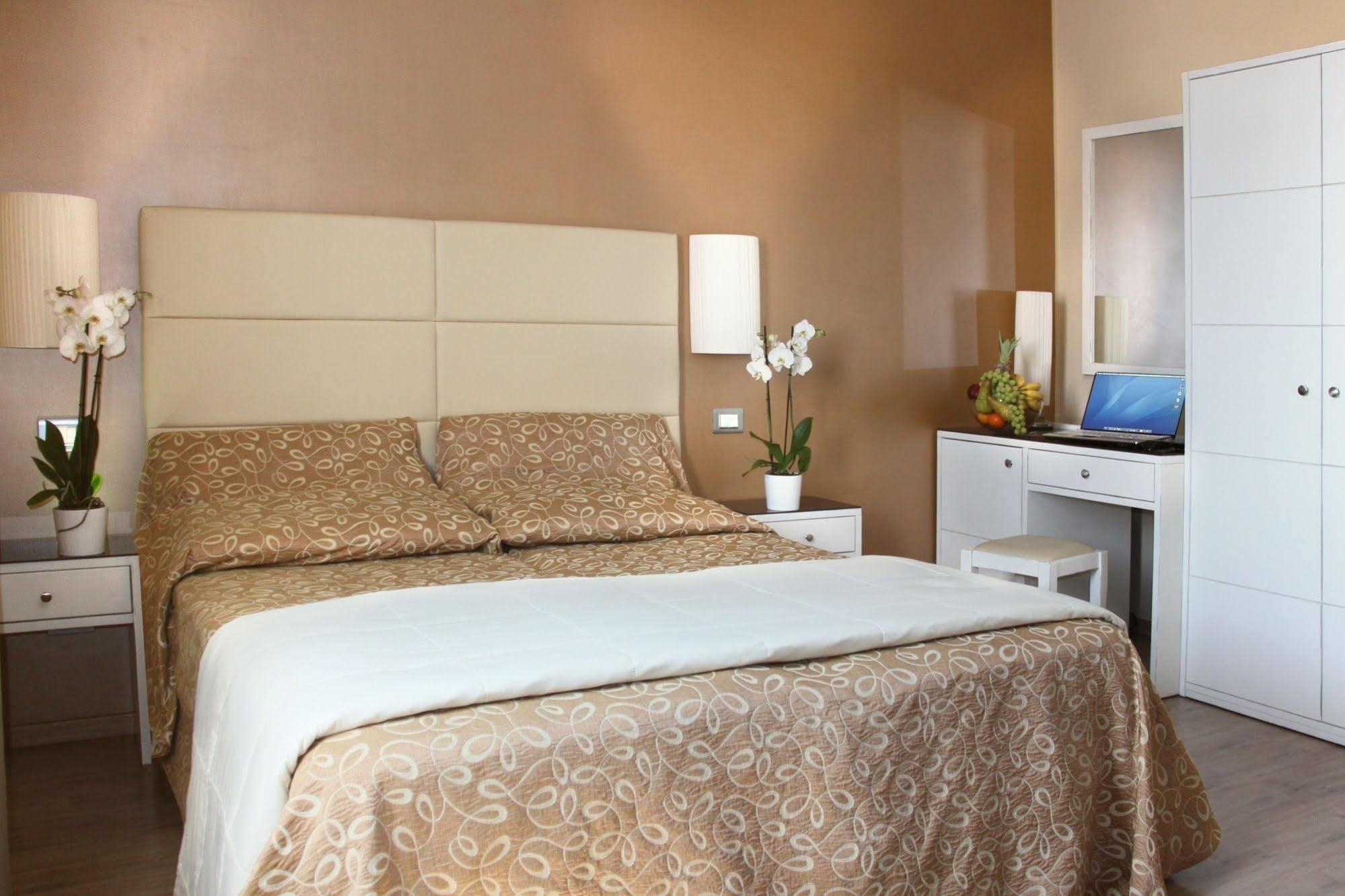 מסטרה Hotel Regit מראה חיצוני תמונה