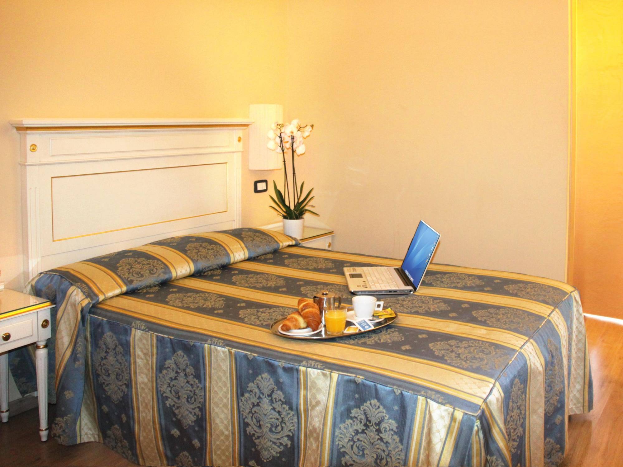 מסטרה Hotel Regit מראה חיצוני תמונה